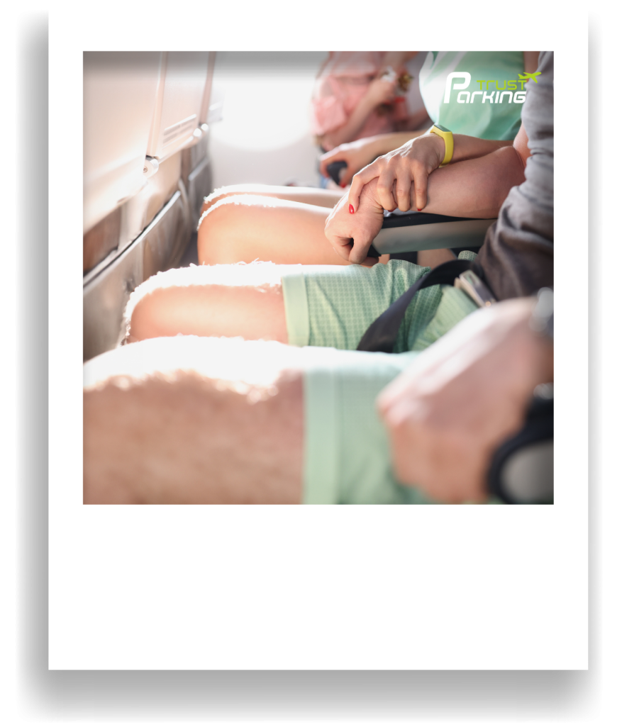 TrustParking | Blog: Flugangst überwinden: Ihre Tipps für entspanntes Reisen ab Flughafen Köln/Bonn (Nahaufnahme von einer Frau und einem Mann im Flugzeug, nebeneinander sitzend, während sich beide an den Sitz krallen)